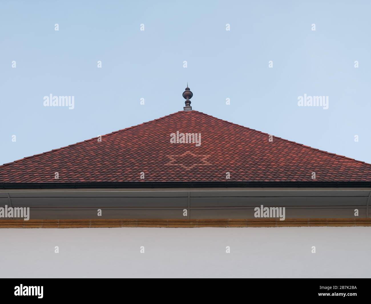 Primo piano del tetto della Chiesa tedesca a Murten o Morat in Svizzera al crepuscolo. Belle tegole con simbolo a stella. Foto Stock