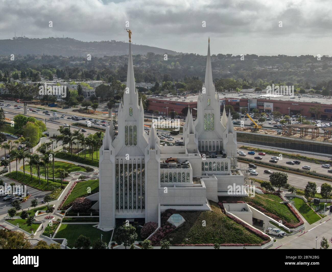 Vista aerea del Tempio di San Diego California, il 47th costruito e 45th operativo tempio della Chiesa di Gesù Cristo dei Santi degli ultimi giorni. San Diego, California, Stati Uniti. Febbraio 13, 2020 Foto Stock