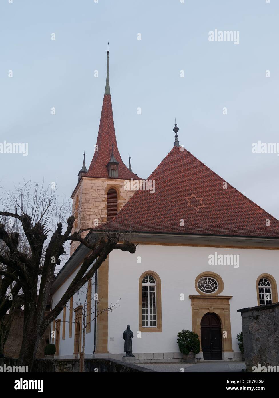 Facciata della Chiesa tedesca a Murten o Morat in Svizzera al crepuscolo. Foto Stock