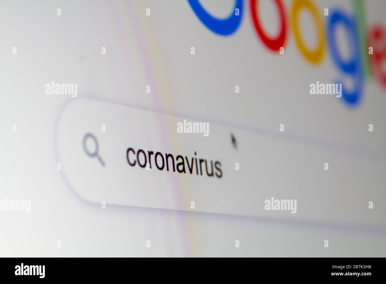 Cerca 'coronavirus' in un motore di ricerca su internet su un computer. Foto Stock