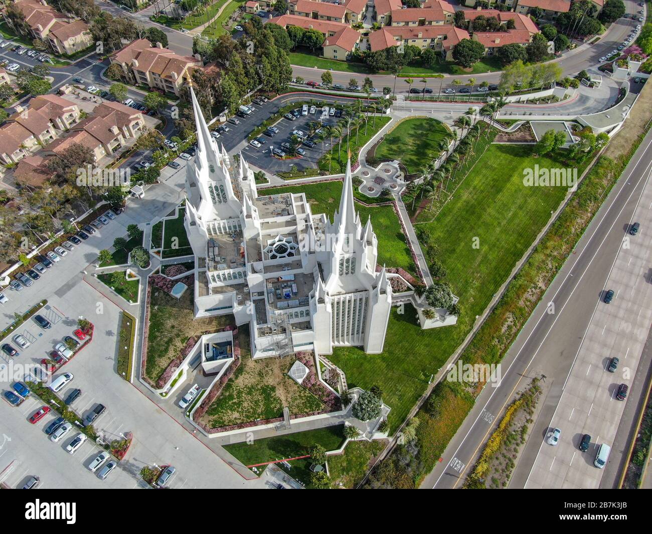 Vista aerea del Tempio di San Diego California, il 47th costruito e 45th operativo tempio della Chiesa di Gesù Cristo dei Santi degli ultimi giorni. San Diego, California, Stati Uniti. Febbraio 13, 2020 Foto Stock