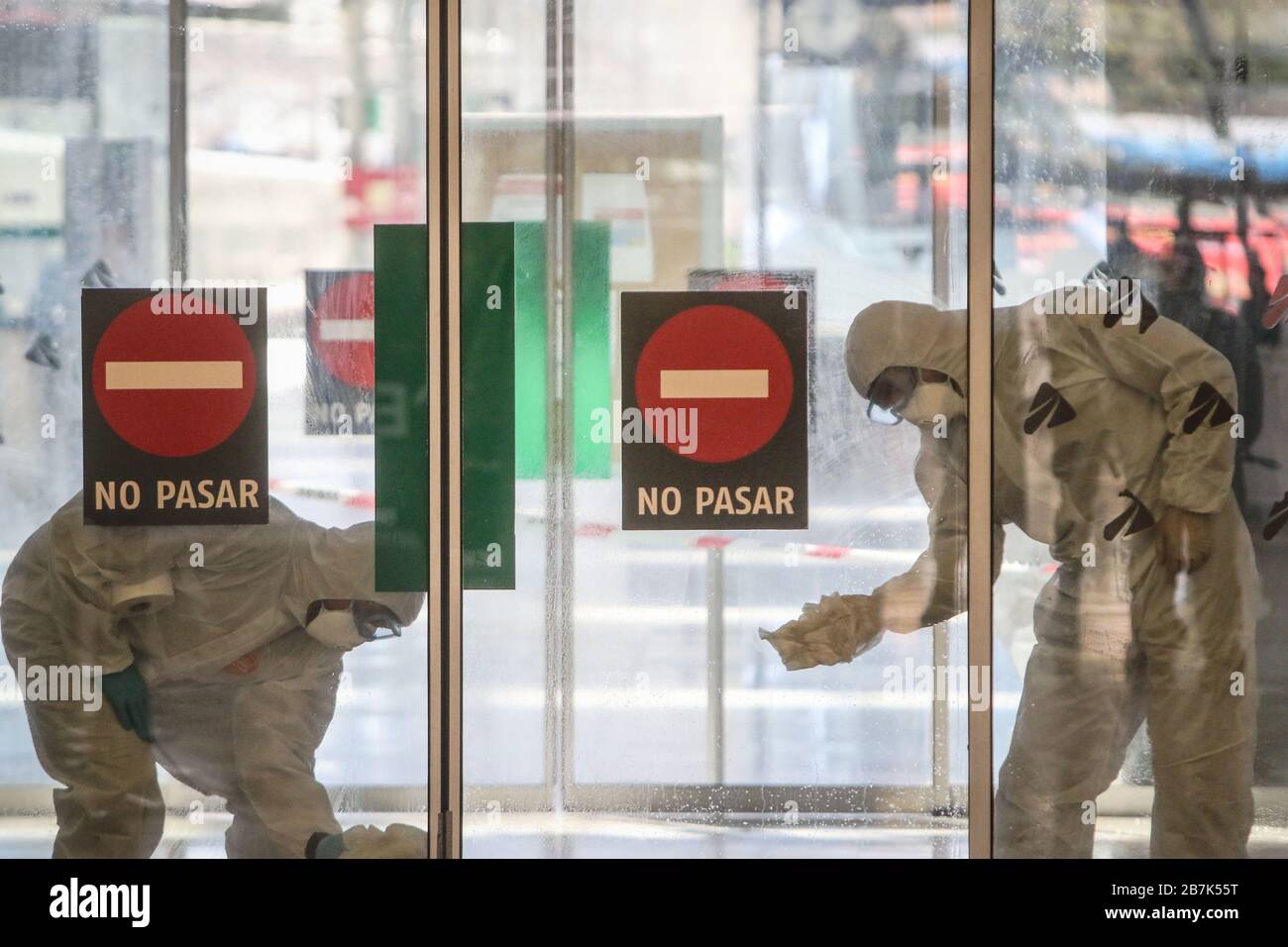 16 marzo 2020: 16 marzo 2020 (Malaga) l'esercito aiuta Malaga contro il coronavirus il secondo battaglione di emergenza arriva con 24 veicoli e dispiega attraverso l'aeroporto, il secondo Battaglione di intervento di emergenza ha iniziato a schierarsi a Malaga questo lunedì, con 130 militari, In conformità con le linee guida del Ministro della Difesa, Margarita Robles, nella crisi sanitaria causata dal coronavirus. Lo spiegamento dispone di personale logistico che garantisce il sostegno al personale coinvolto, in modo che il sottogruppo tattico inizialmente previsto per Malaga sia stato aumentato di 20 persone; Foto Stock
