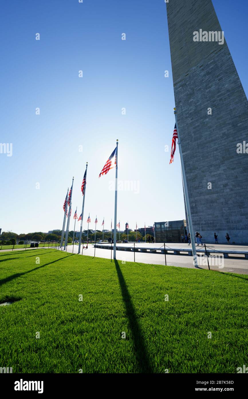 Washington Monument National Mall Washington DC // WASHINGTON DC - il Washington Monument si trova al centro del National Mall di Washington DC. Commemora George Washington, il primo presidente degli Stati Uniti, e con un'altezza di quasi 555 piedi (170 metri) è l'obelisco più alto del mondo. Foto Stock