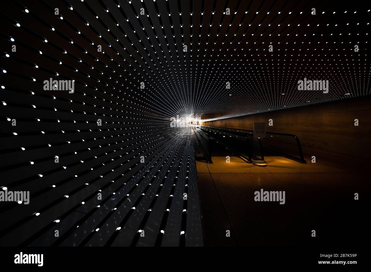 Multiverse Light Installation National Gallery of Art Washington D.C. // WASHINGTON D.C., Stati Uniti — l'installazione di luci Multiverse dell'artista Leo Villareal illumina la passerella mobile tra gli edifici est e ovest della National Gallery of Art Questa coinvolgente opera d'arte presenta migliaia di luci a LED che creano schemi dinamici, offrendo ai visitatori un viaggio affascinante attraverso un tunnel di luce in continua evoluzione. Foto Stock