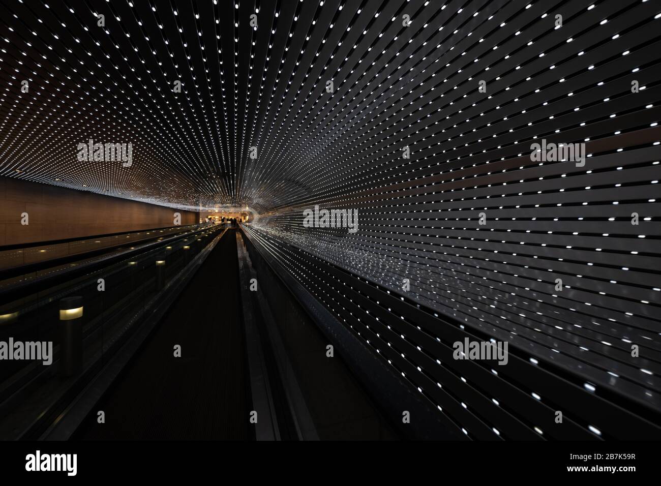 National Gallery of Art Multiverse Light Installation Washington D.C. // WASHINGTON D.C., Stati Uniti — l'installazione di luci Multiverse dell'artista Leo Villareal illumina la passerella mobile tra gli edifici est e ovest della National Gallery of Art Questa coinvolgente opera d'arte presenta migliaia di luci a LED che creano schemi dinamici, offrendo ai visitatori un viaggio affascinante attraverso un tunnel di luce in continua evoluzione. Foto Stock