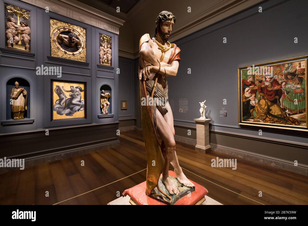 Alonso Berruguete Sculpture National Gallery of Art Washington DC // WASHINGTON DC — la mostra Alonso Berruguete alla National Gallery of Art presentava una sezione ricostruita della monumentale pala d'altare dell'artista (retablo Mayor) originaria di San Benito el Real a Valladolid, Spagna. La mostra, intitolata "Alonso Berruguete: First Sculptor of Renaissance Spain", è stata inaugurata dal 13 ottobre 2019 al 17 febbraio 2020 e ha presentato più di 40 opere che coprono la carriera di Berruguete, tra cui dipinti, disegni e sculture. Figure chiave in legno come "il sacrificio di Isacco" hanno dimostrato di esserlo Foto Stock Alonso Berruguete Sculpture National Gallery of Art Washington DC // WASHINGTON DC — la mostra Alonso Berruguete alla National Gallery of Art presentava una sezione ricostruita della monumentale pala d'altare dell'artista (retablo Mayor) originaria di San Benito el Real a Valladolid, Spagna. La mostra, intitolata "Alonso Berruguete: First Sculptor of Renaissance Spain", è stata inaugurata dal 13 ottobre 2019 al 17 febbraio 2020 e ha presentato più di 40 opere che coprono la carriera di Berruguete, tra cui dipinti, disegni e sculture. Figure chiave in legno come "il sacrificio di Isacco" hanno dimostrato di esserlo Foto Stock