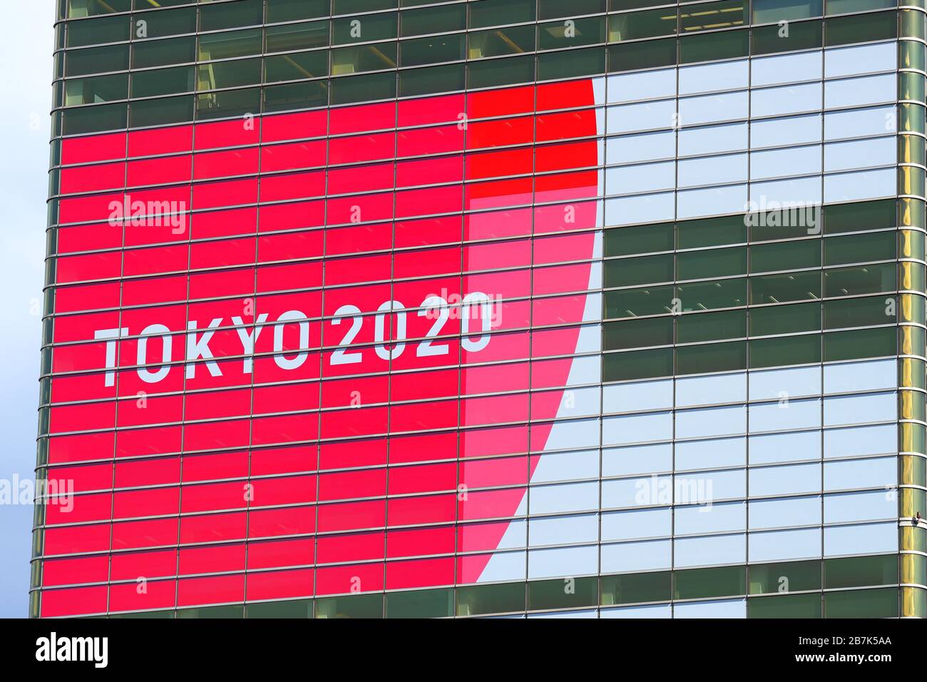 Un Banner Olimpico per Tokyo 2020 sul lato dell'edificio della sede Centrale della birra Asahi ad Asakusa, Tokyo, Giappone, il 16 Marzo 2020. Credit: Naoki Nishimura/AFLO SPORT/Alamy Live News Foto Stock