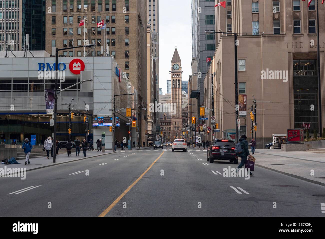 Toronto, Canada. 16 marzo 2020. Toronto vivi un'esperienza serale di punta leggera, in quanto molte strade principali di Toronto sono quasi vuote a causa delle chiusure COVID-19 con molti dipendenti che lavorano da casa. Nella foto, la Bay Street di Toronto è quasi vuota. Dominic Chan/EXImages Credit: EXImages/Alamy Live News Foto Stock