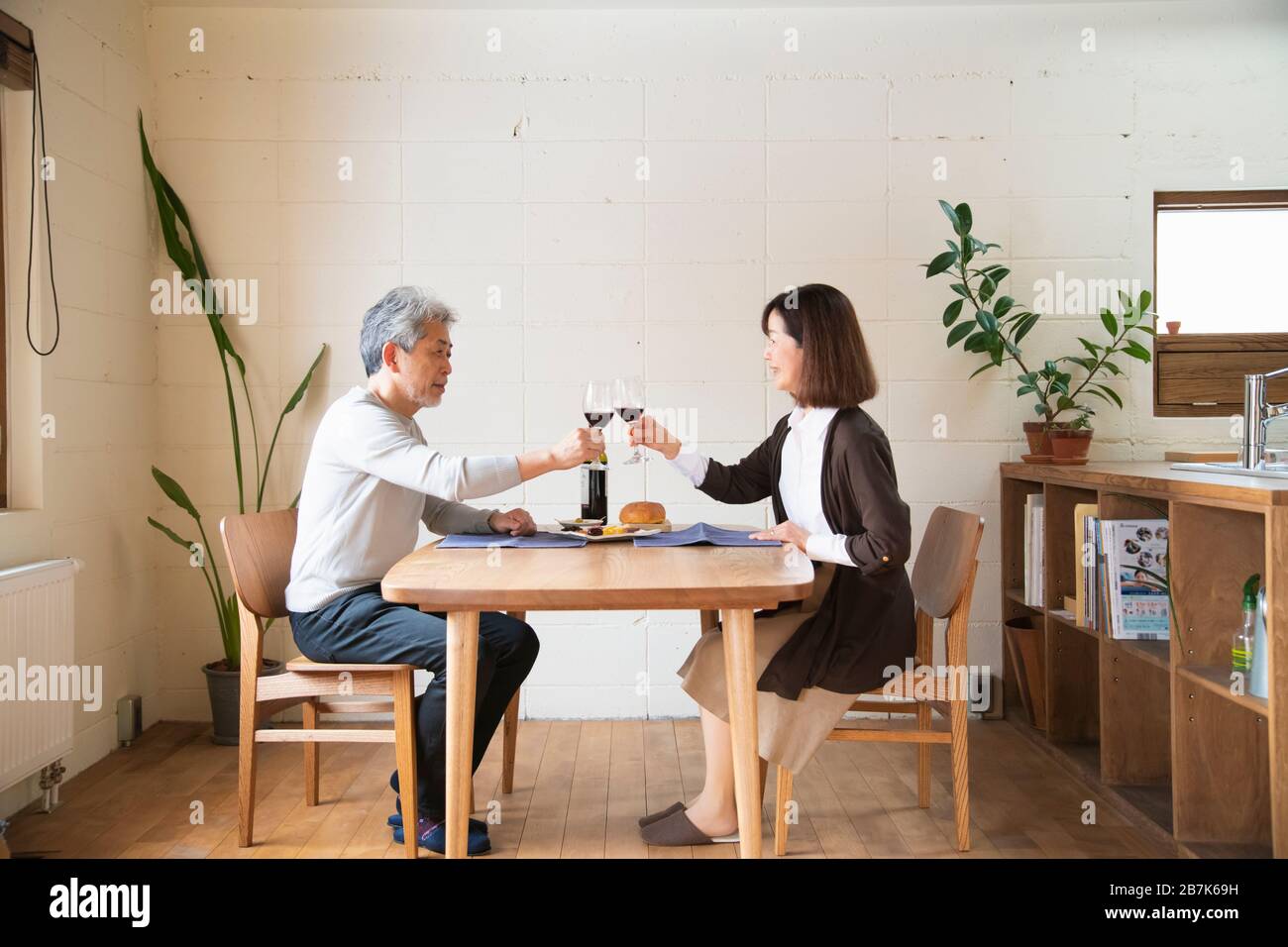 Coppia senior con degustazione di vino Foto Stock