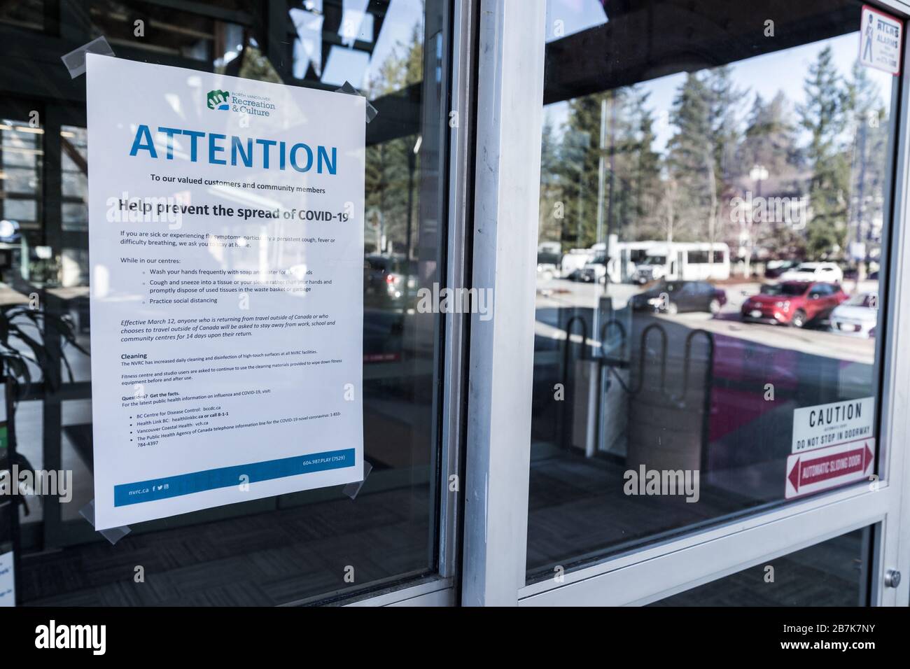 NORTH VANCOUVER, BC, CANADA - 15 MARZO 2020: Un segnale di avvertimento presso un centro ricreativo di North Vancouver con misure precauzionali da prendere in relazione Foto Stock