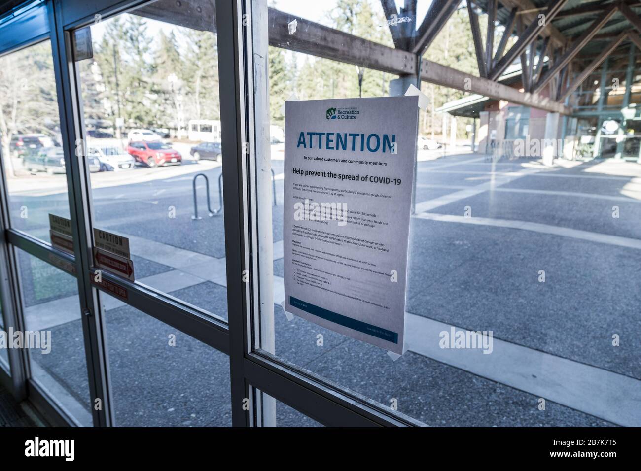 NORTH VANCOUVER, BC, CANADA - 15 MARZO 2020: Un segnale di avvertimento presso un centro ricreativo di North Vancouver con misure precauzionali da prendere in relazione Foto Stock
