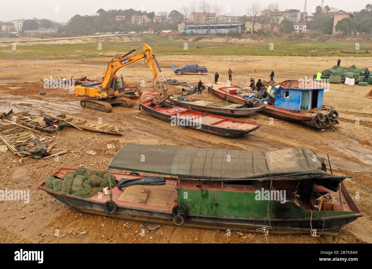 Vista delle barche da pesca ritirate vicino al lago Dongting nella città di Yueyang, provincia di Hunan della Cina centrale, 30 dicembre 2019. Un divieto di pesca di 10 anni ha preso eff Foto Stock