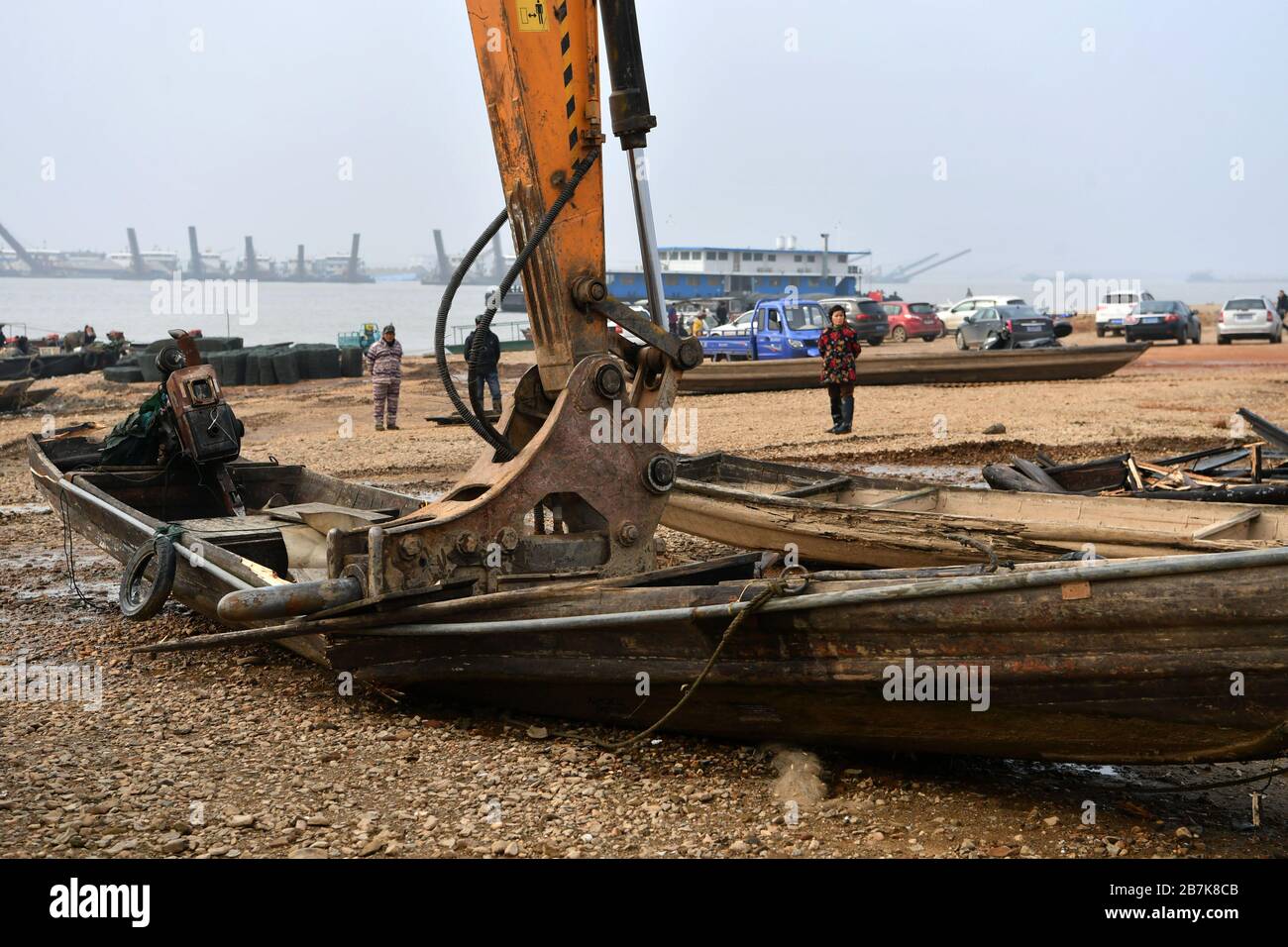 Una barca da pesca è in fase di smantellamento vicino al lago Dongting nella città di Yueyang, nella provincia di Hunan della Cina centrale, il 30 dicembre 2019. Un divieto di pesca di 10 anni ha preso ef Foto Stock