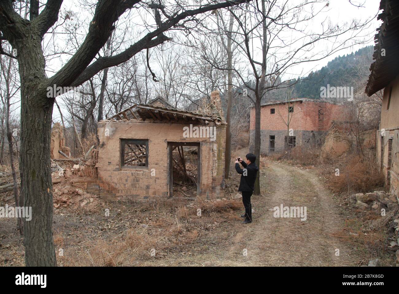 Una persona cammina nel villaggio di Yaojiapo nella città di Yuncheng, nella provincia di Shanxi del nord della Cina, il 4 gennaio 2020. Yaojiapo Village, un villaggio di 400 anni Foto Stock