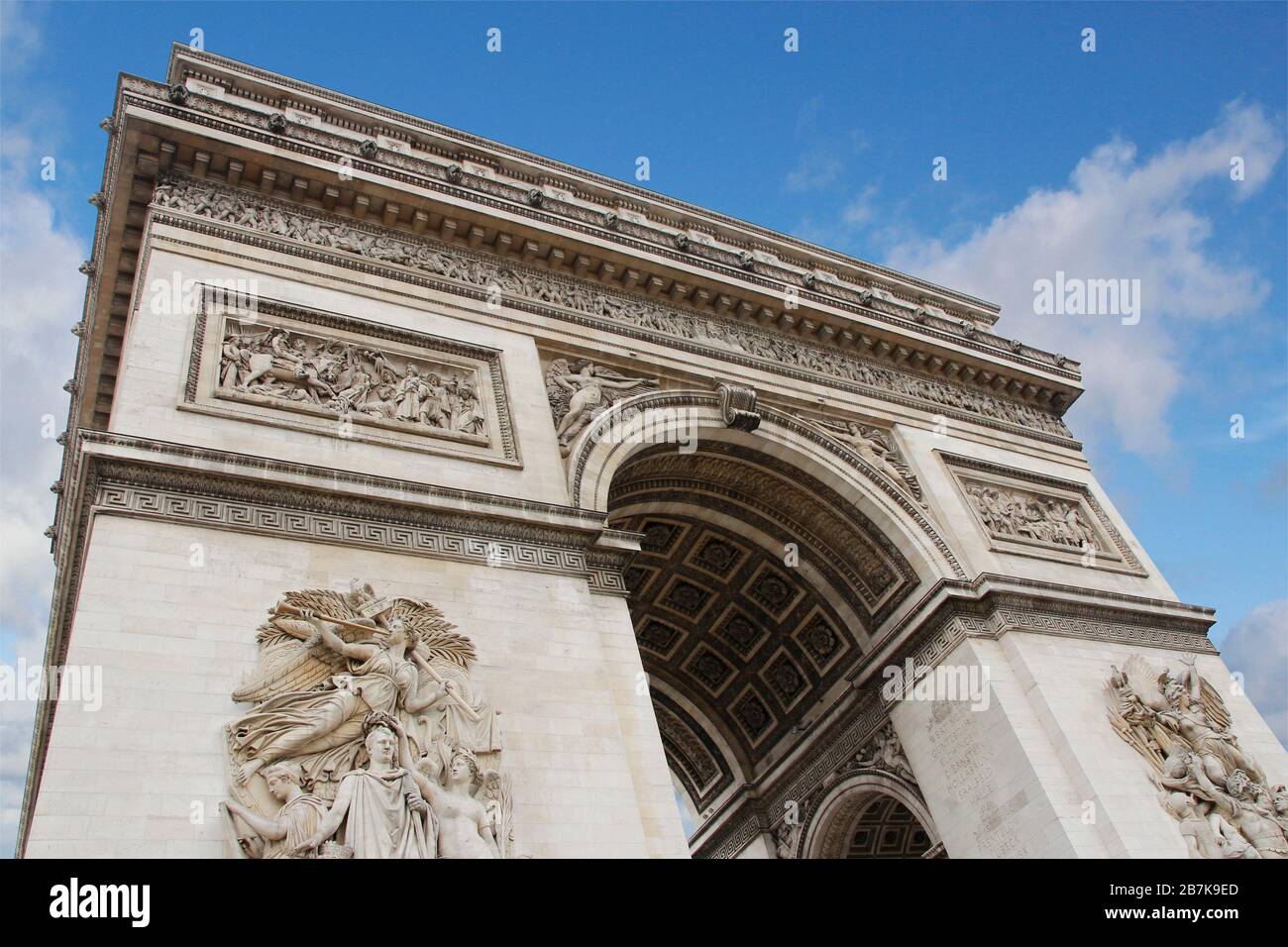 Due dei sei rilievi (la battaglia di Aboukir) scolpiti sulla facciata sud a sinistra e a destra all'Arco di Trionfo Foto Stock