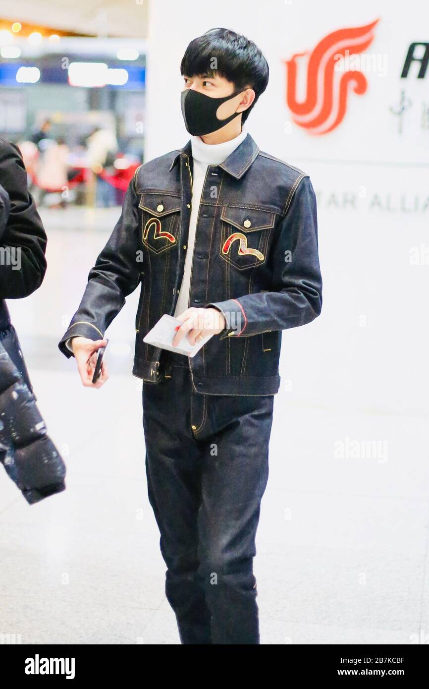 L'attore cinese, cantante e regista video musicale Yu Menglong o Alan Yu arriva all'aeroporto di Pechino prima della partenza a Pechino, Cina, 20 gennaio 2020. Foto Stock