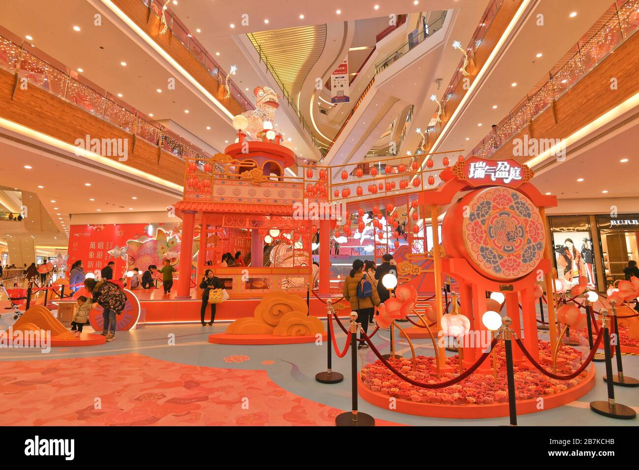 Vista delle sculture di carta esposte in un centro commerciale nella città di Nanning, nella provincia di Guangxi, nel sud della Cina, il 17 gennaio 2020. Foto Stock