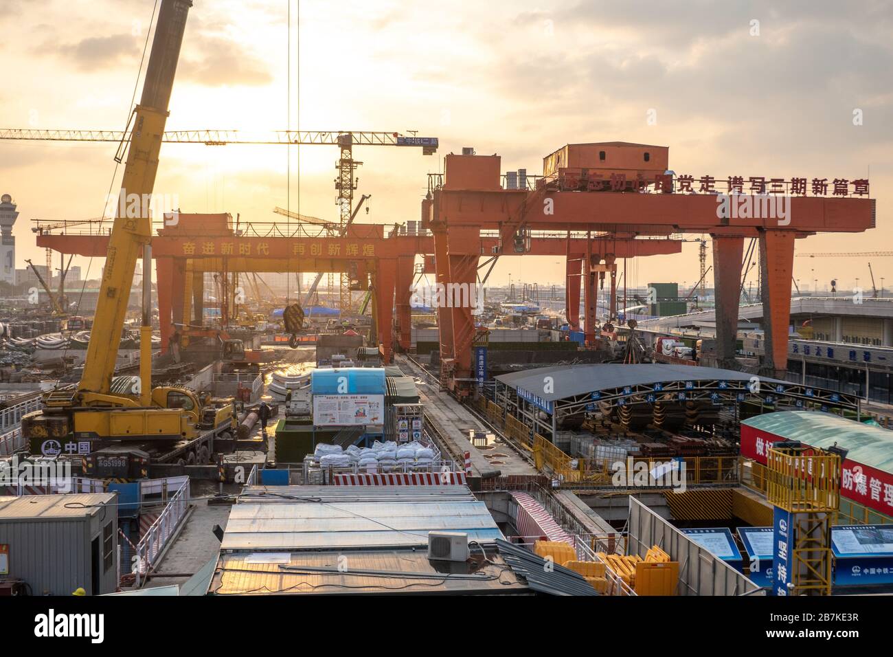 --FILE--Hangzhou Xiaoshan International Airport è in fase di costruzione della terza fase, durante la quale il Terminal 4 sarà eretto e nuova metropolitana Foto Stock