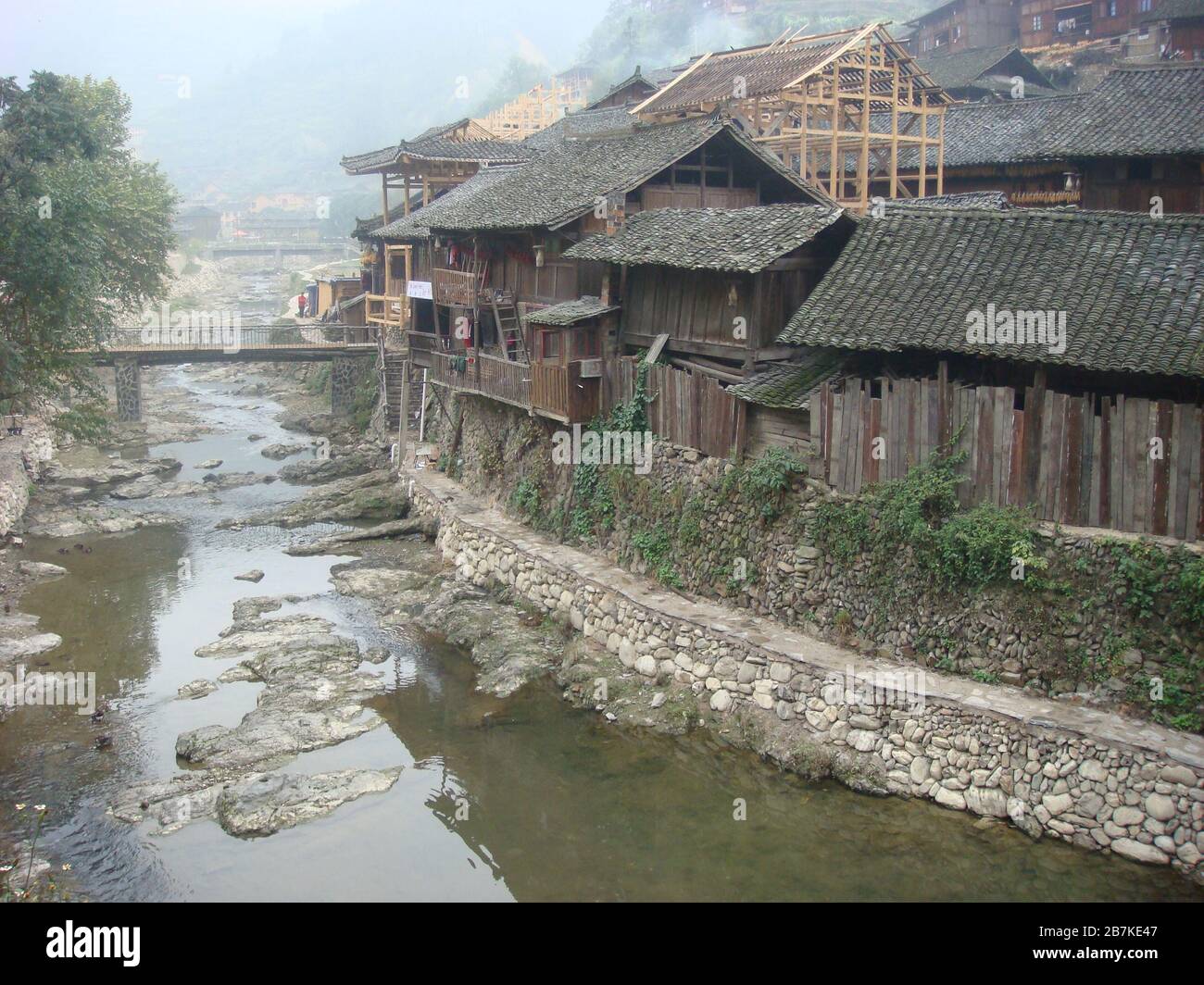 --file--Vista delle case di stile Miao al Villaggio Xijiang Miao, il più grande luogo di incontro della minoranza Miao in Cina al Qiandongnan mia Foto Stock