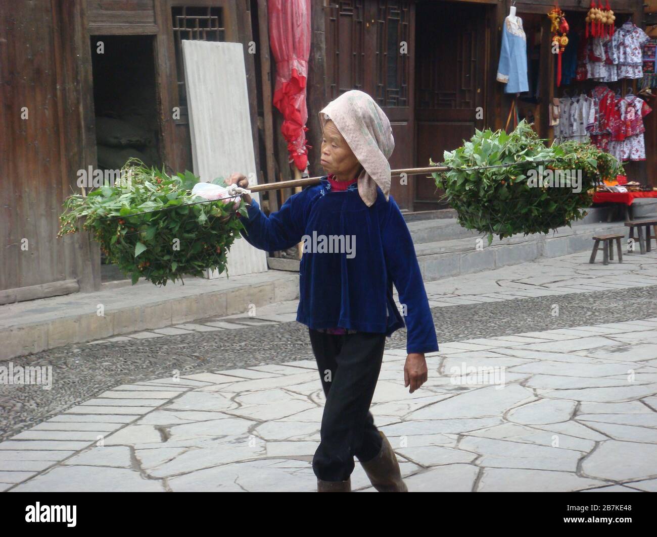 --file--una persona trasporta le verdure al villaggio di Xijiang Miao, il più grande luogo di riunione della minoranza di Miao in Cina al Miao di Qiandongnan e. Foto Stock