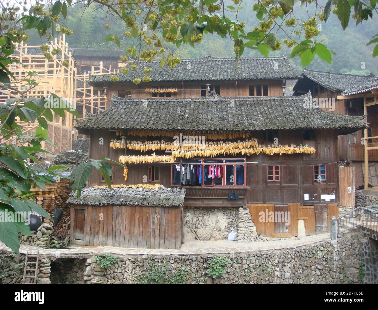 --file--Vista delle case di stile Miao al Villaggio Xijiang Miao, il più grande luogo di incontro della minoranza Miao in Cina al Qiandongnan mia Foto Stock