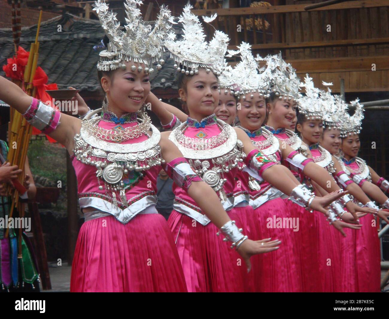 --file--la gente balla al Villaggio Xijiang Miao, il più grande luogo di incontro della minoranza Miao in Cina al Miao Qiandongnan e Dong autonomou Foto Stock