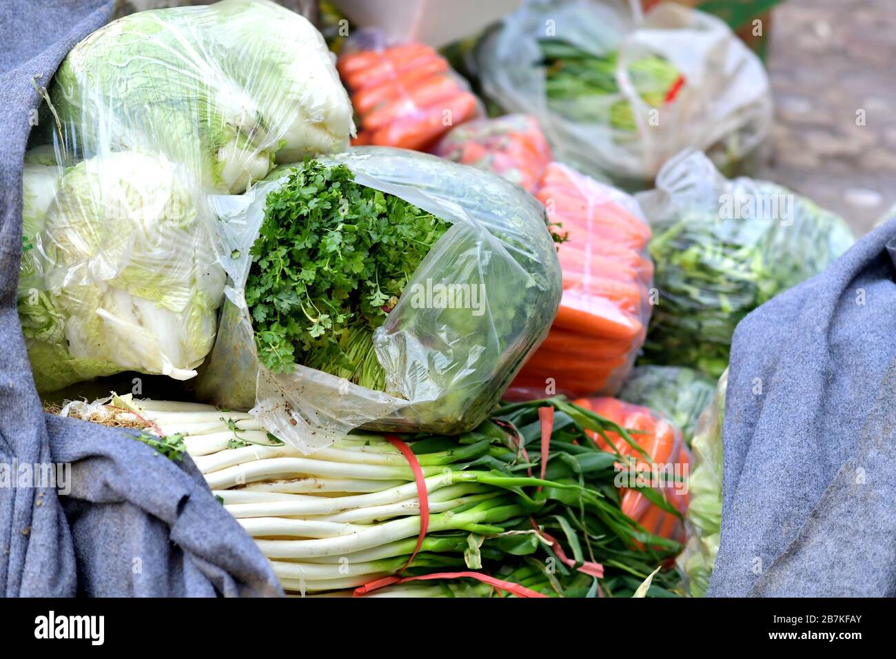 Sacchetti di verdure sono messi a terra al di fuori di un mini-market comunitario nella città di Luoyang, provincia di Henan della Cina centrale, 4 febbraio 2020. Foto Stock