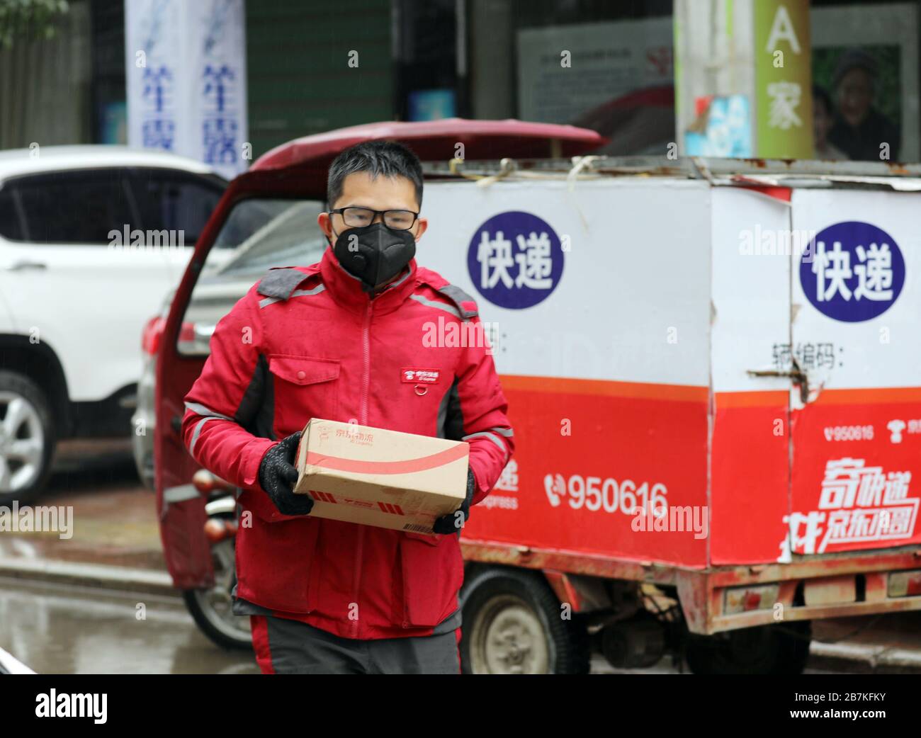 Un ragazzo di consegna di JD.com ha un pacco nella città di Liuzhou, provincia di Guangxi della Cina del sud, 5 febbraio 2020. Foto Stock