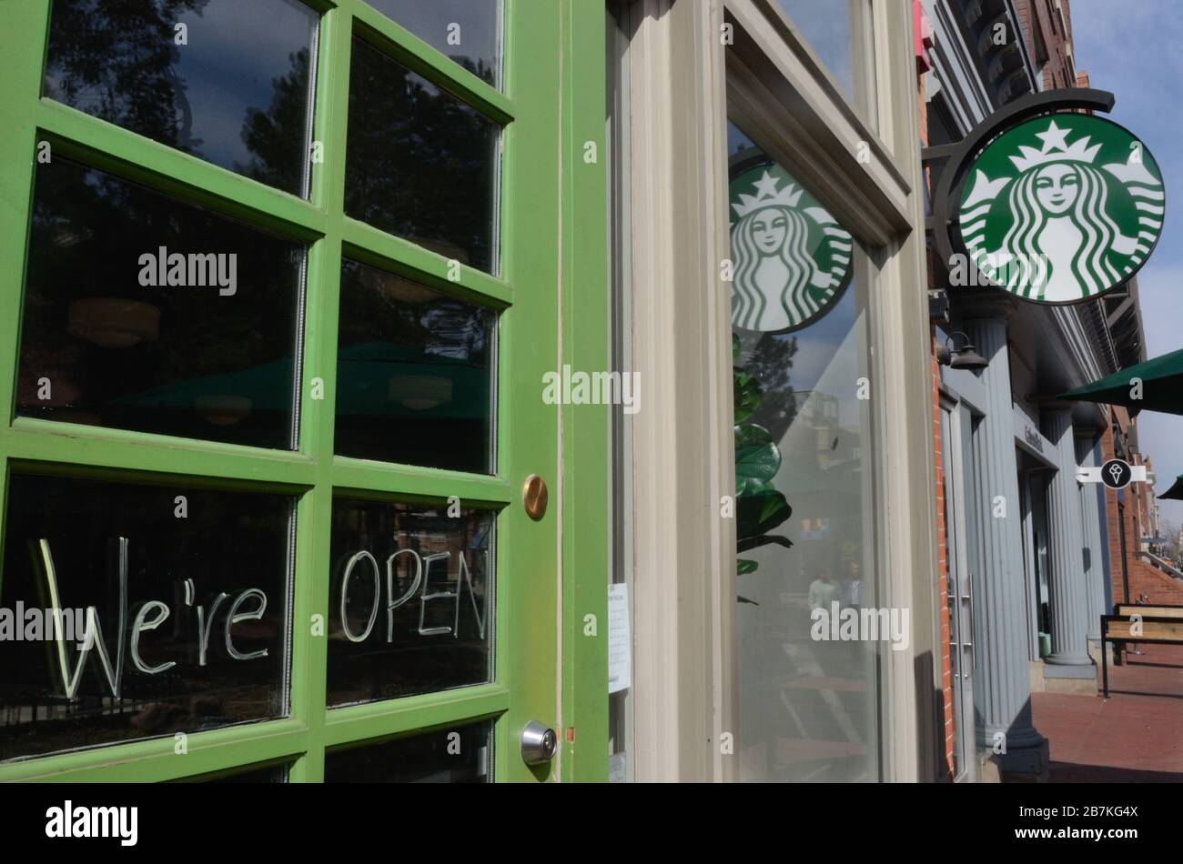 Starbucks rimase aperto mentre altre aziende di Boulder, CO, si chiuse a causa delle precauzioni volontarie di Coronavirus a distanza sociale negli Stati Uniti. Foto Stock