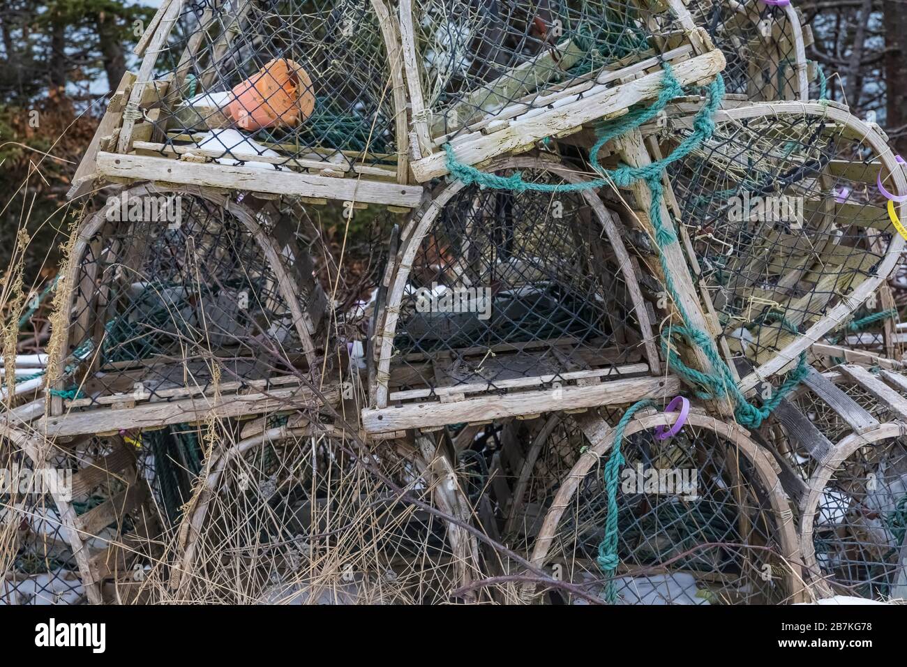 Le trappole di aragosta fatte di legno e maglia che sono immagazzinate nella bassa stagione vicino ad una piccola città in Terranova, Canada Foto Stock