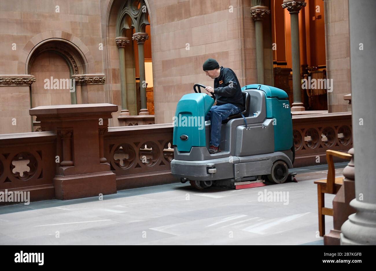 Gli addetti alla pulizia disinfettano il secondo piano della Camera del Senato di New York lunedì 16 marzo 2020 ad Albany, New York. Foto Stock