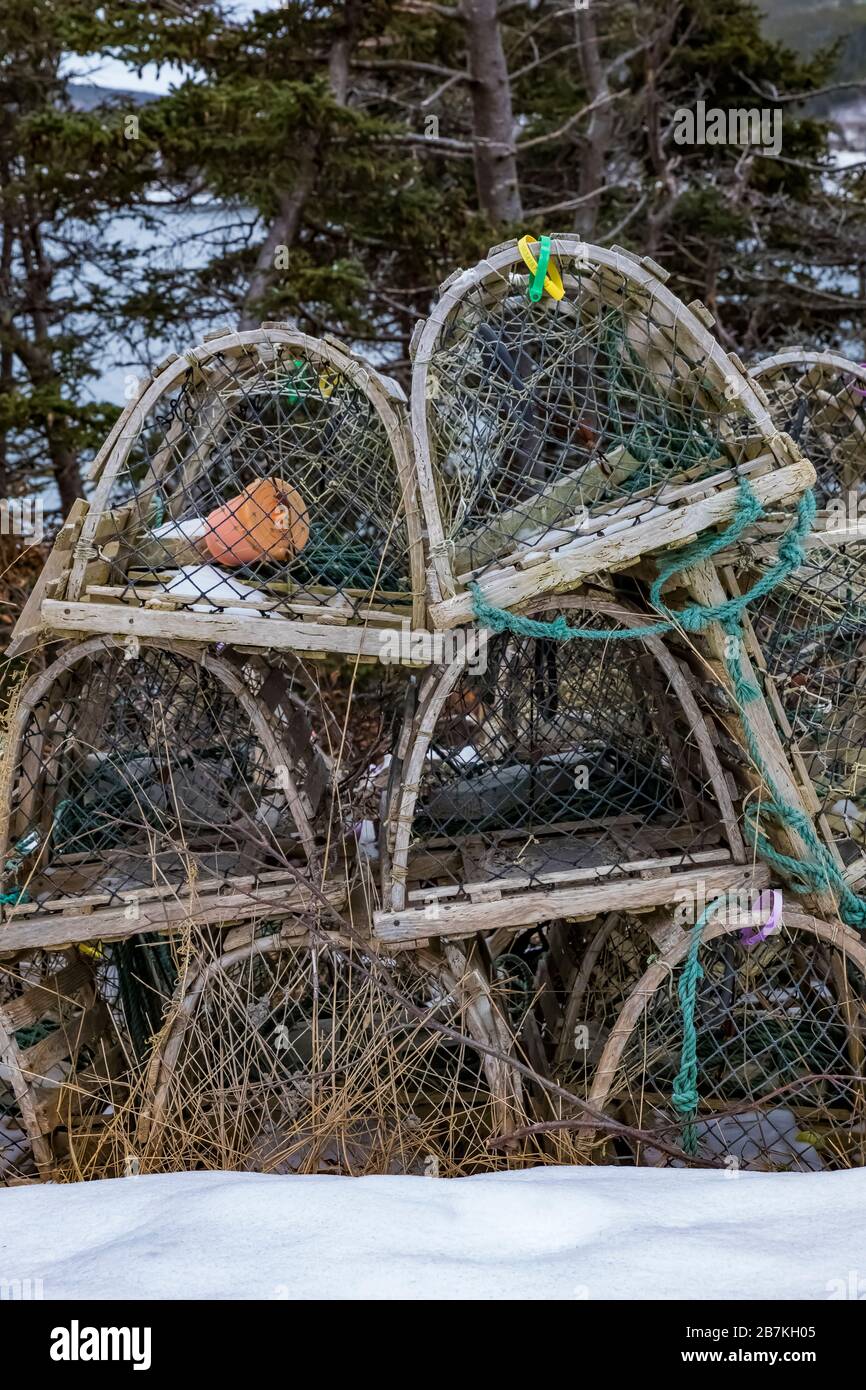 Le trappole di aragosta fatte di legno e maglia che sono immagazzinate nella bassa stagione vicino ad una piccola città in Terranova, Canada Foto Stock