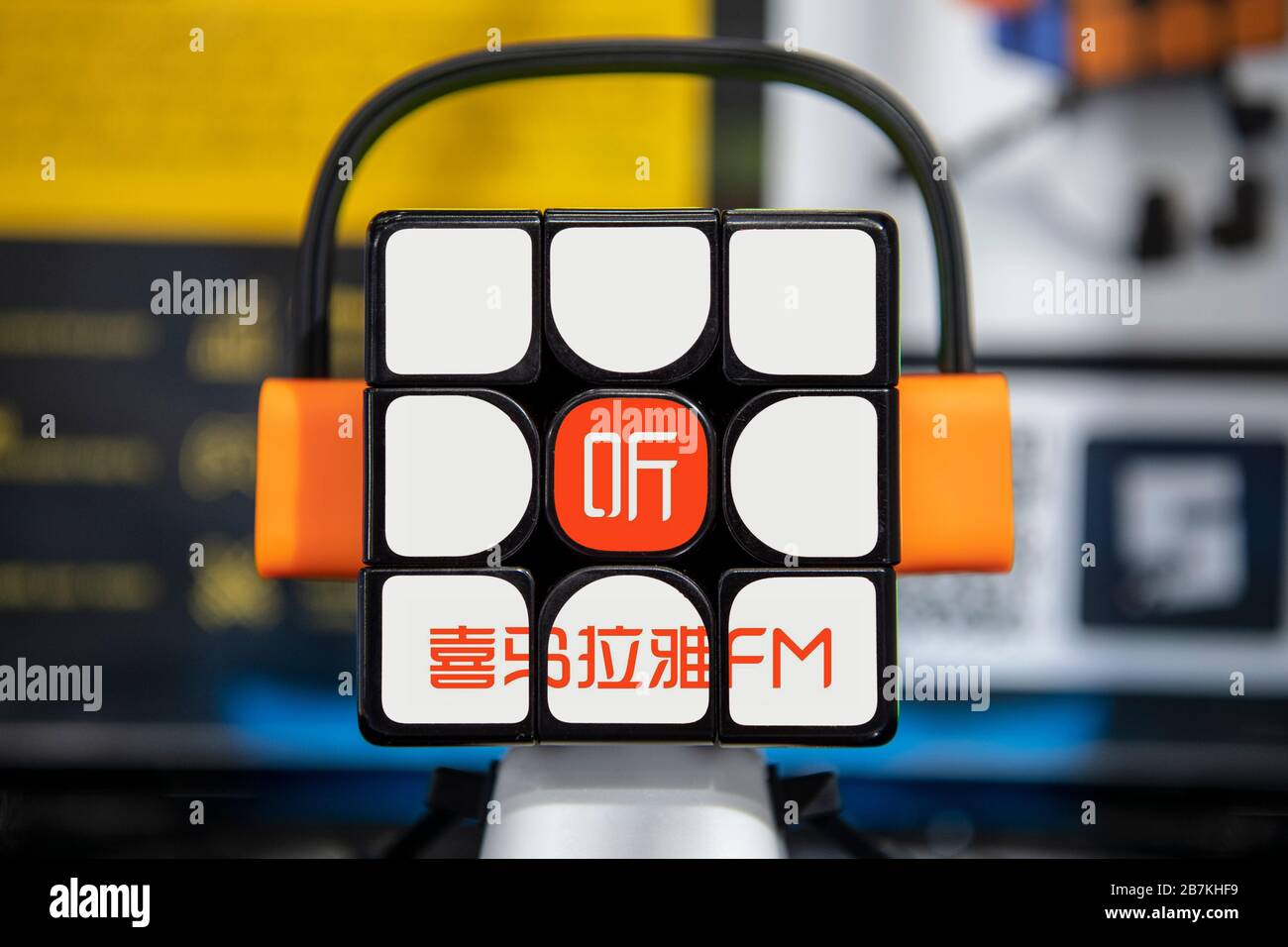 Foto creativa: Un cubo con un log di Himalaya, una piattaforma Podcast cinese. Foto Stock