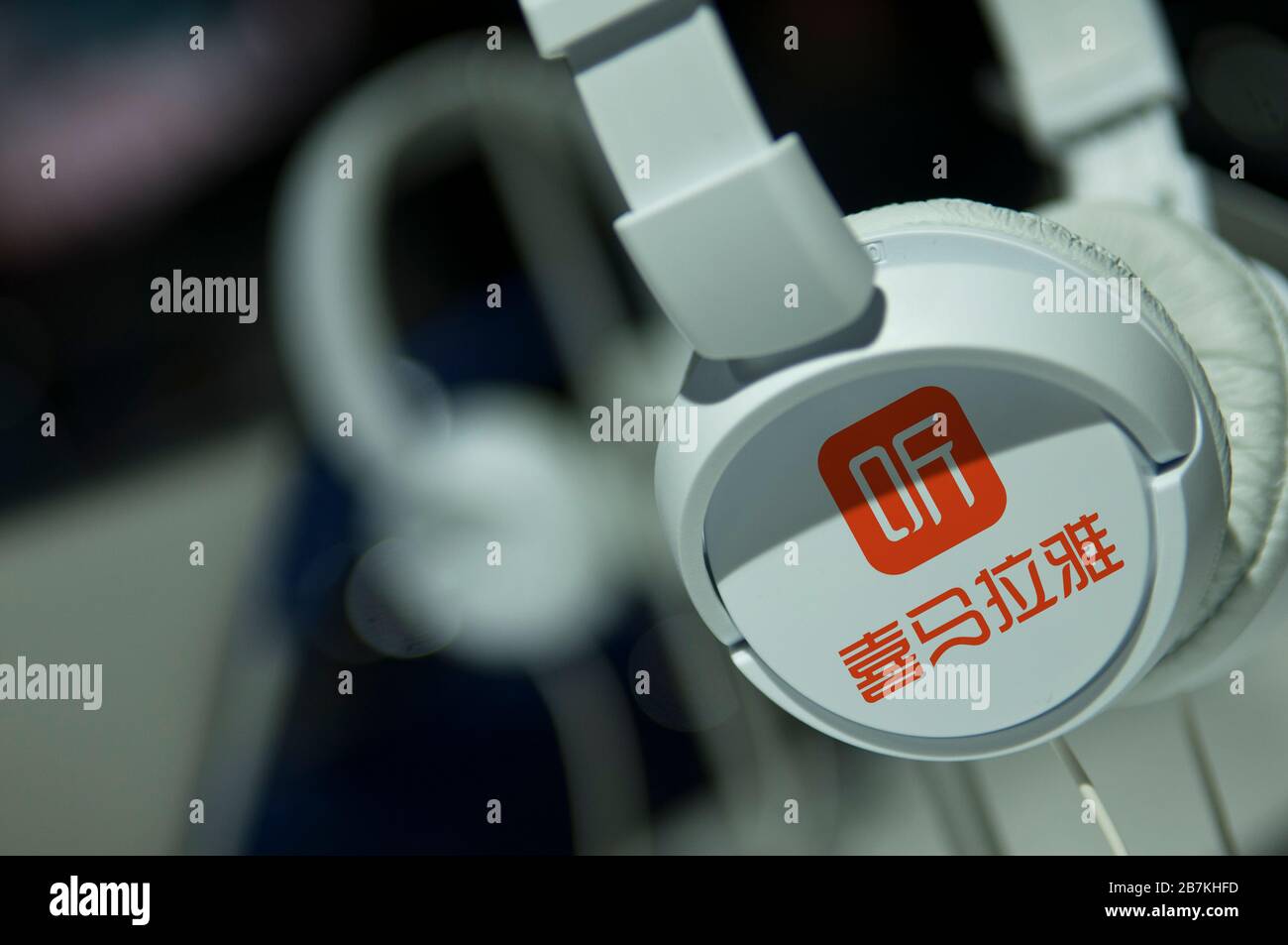 Foto creativa: Una cuffia con un log di Himalaya, una piattaforma Podcast cinese. Foto Stock