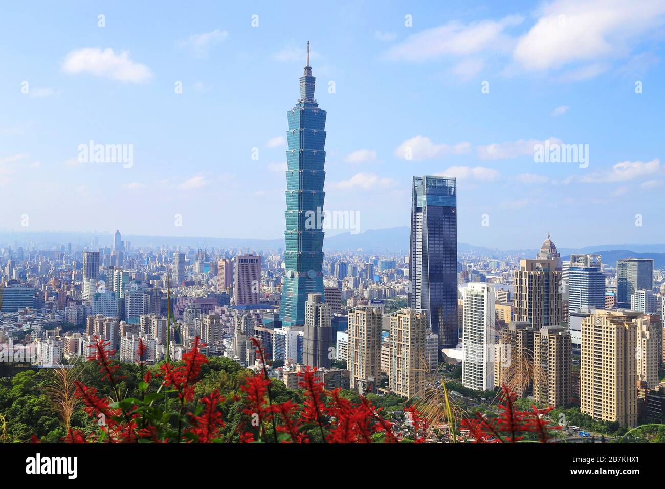 --FILE--una vista da un punto alto per vedere il centro della città, in cui l'edificio più alto è il famoso Taipei 101, la città di Taipei, Taiwa della Cina sudorientale Foto Stock