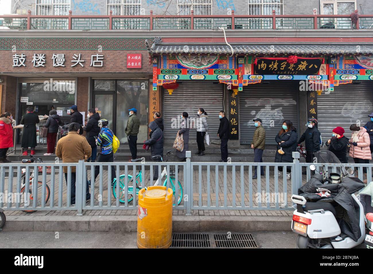 Le persone si allineano per i panini al vapore in un negozio di panini al vapore a Pechino, Cina, 11 febbraio 2020. Foto Stock