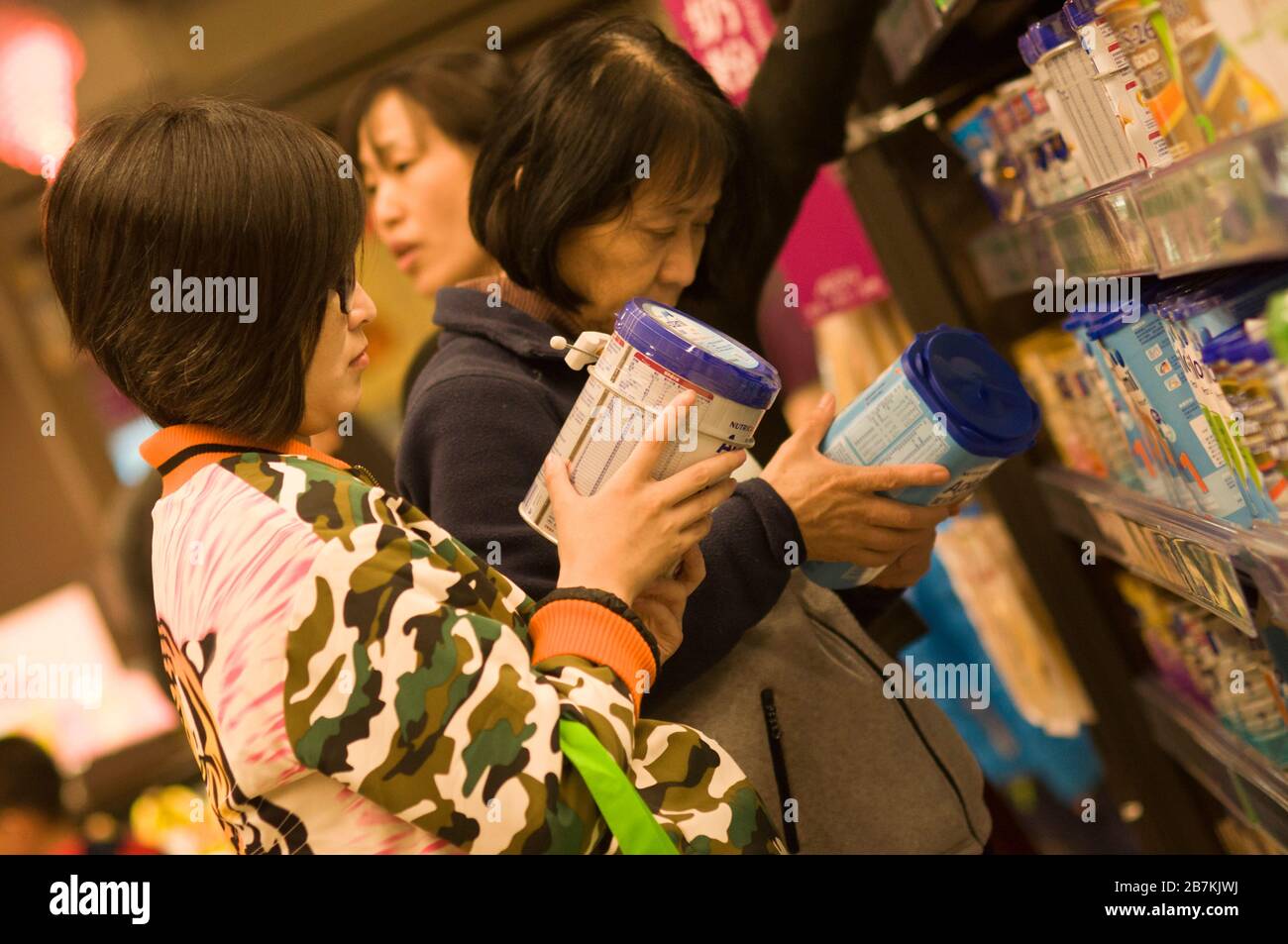 --FILE--in questa foto non localizzata e non datata, i clienti selezionano e comprano la polvere di latte per i loro bambini ad un supermercato locale. *** Caption locale *** fac Foto Stock