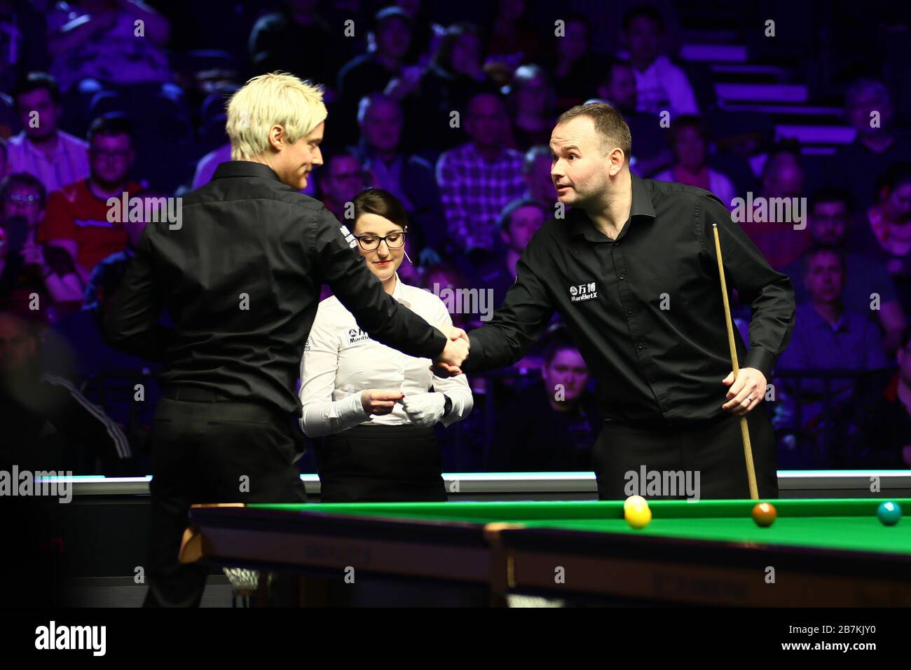 Neil Robertson d'Australia, a sinistra, scrolla le mani con Mark Joyce d'Inghilterra, a destra, al secondo round del 2020 Welsh Open a Cardiff, il Regno Unito Foto Stock