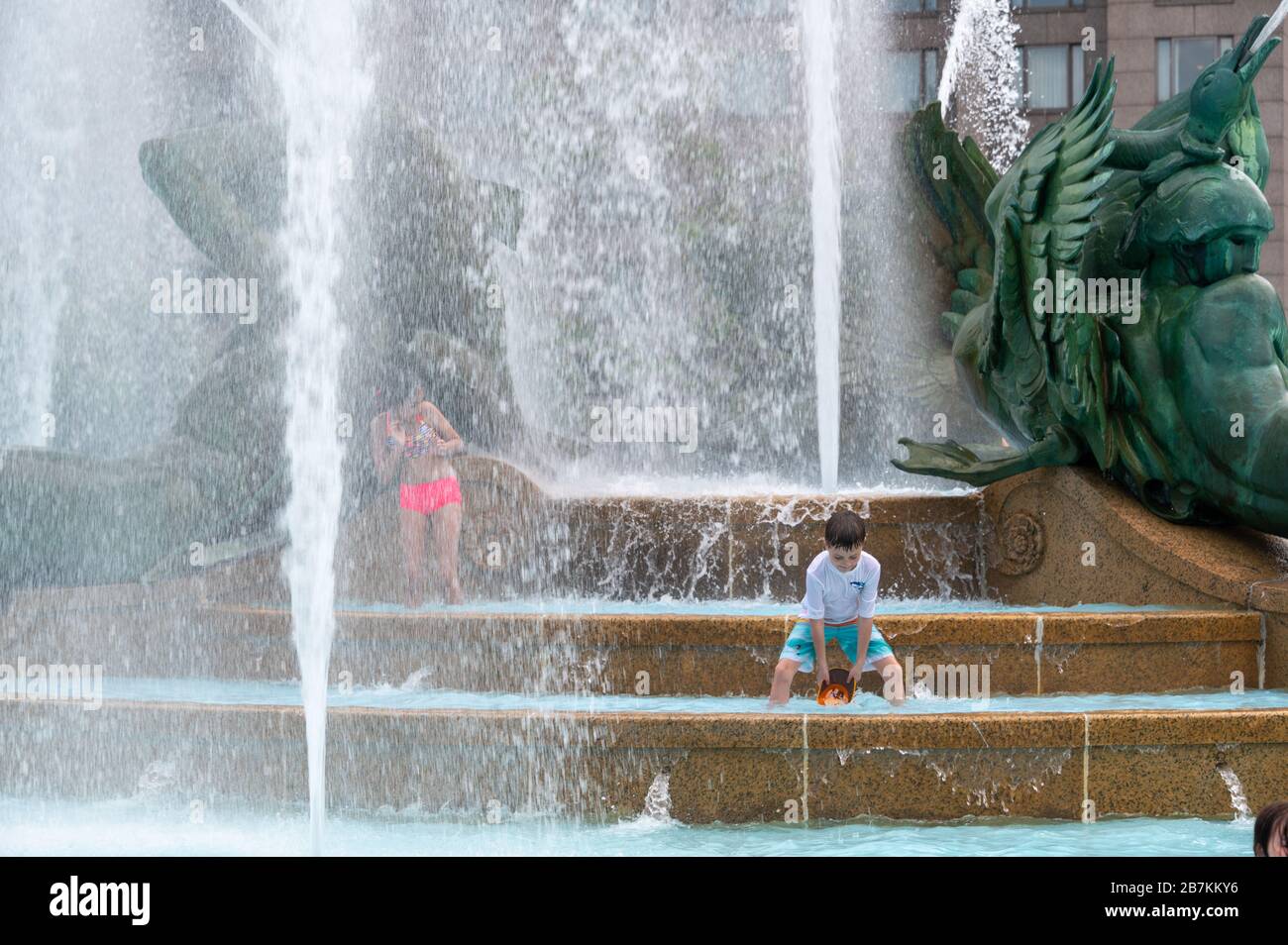 Bambini che giocano a Swann Fountain nel Logan's Circle, Philadelphia, Pennsylvania Foto Stock
