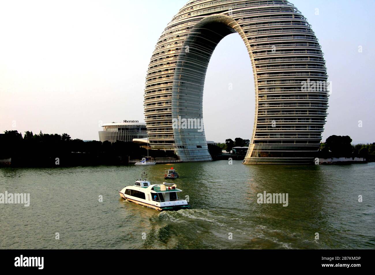 --FILE--Sheraton Huzhou Hot Spring Resort, un hotel e resort di lusso che si vince soprannomi come 'Horseshoe Hotel' e 'Doughnut Hotel' a causa di Foto Stock