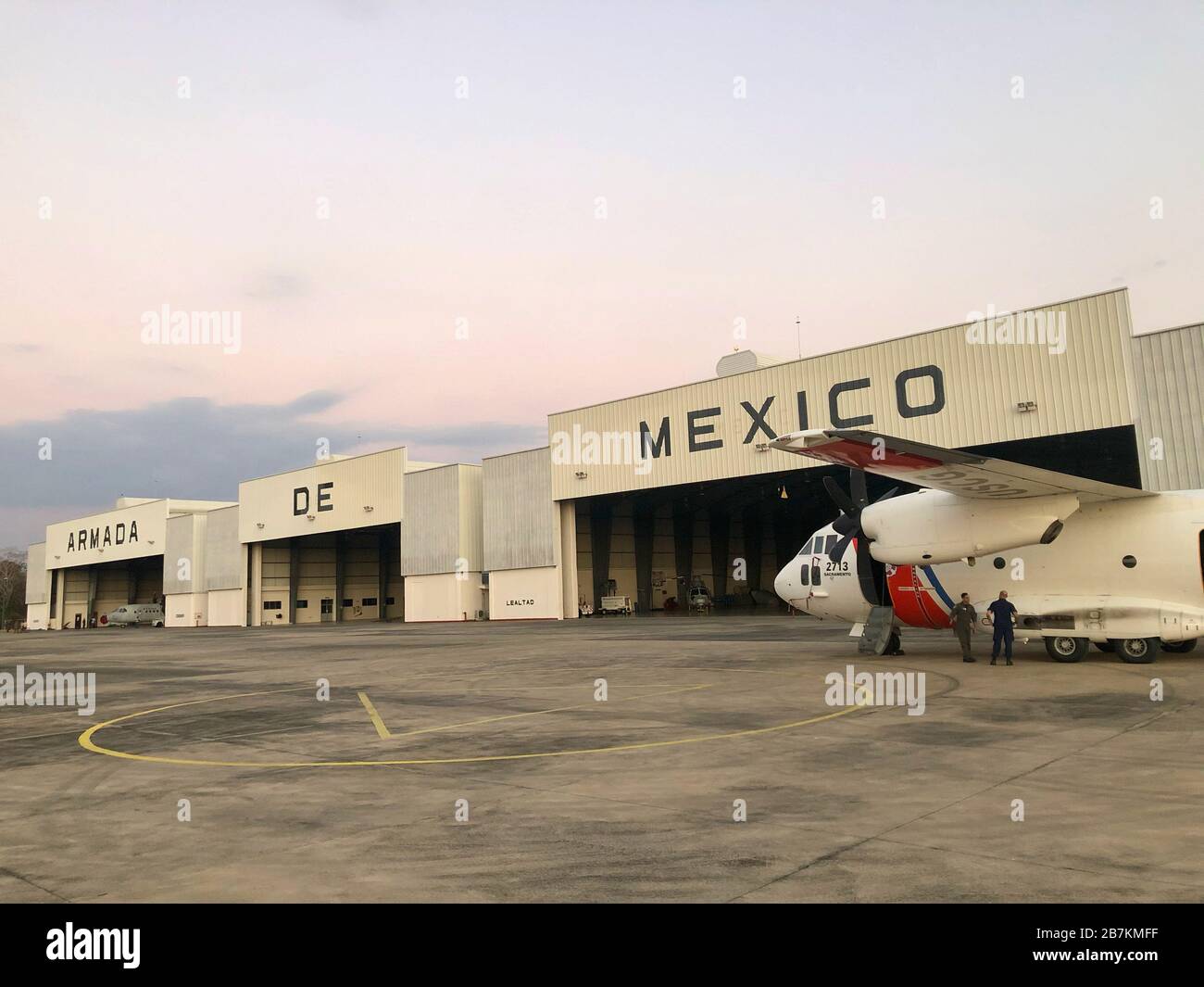 Un aeroplano della Air Station Sacramento, stadio a C27, presso la base aerea navale messicana dell'aeroporto internazionale di Tapachula, Tapachula, Messico, prima di partecipare a un esercizio della North American Maritime Security Initiative, 28 febbraio 2020. NAMSI è uno sforzo tri-nazionale da parte delle forze degli Stati Uniti, del Canada e del Messico per migliorare la reciproca capacità di coordinamento operativo. Foto della Guardia Costiera degli Stati Uniti di Erick Wilder, Chief Petty Officer. Foto Stock