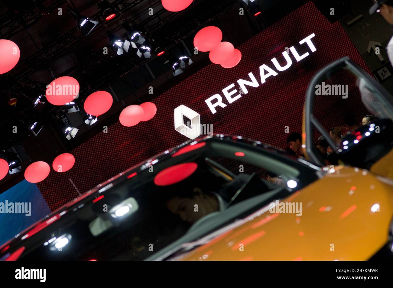 In questa foto non trattata e non rivestita, un gruppo di clienti osserva e sperimenta i veicoli della Groupe Renault, una multinazionale francese di produzione automobilistica Foto Stock