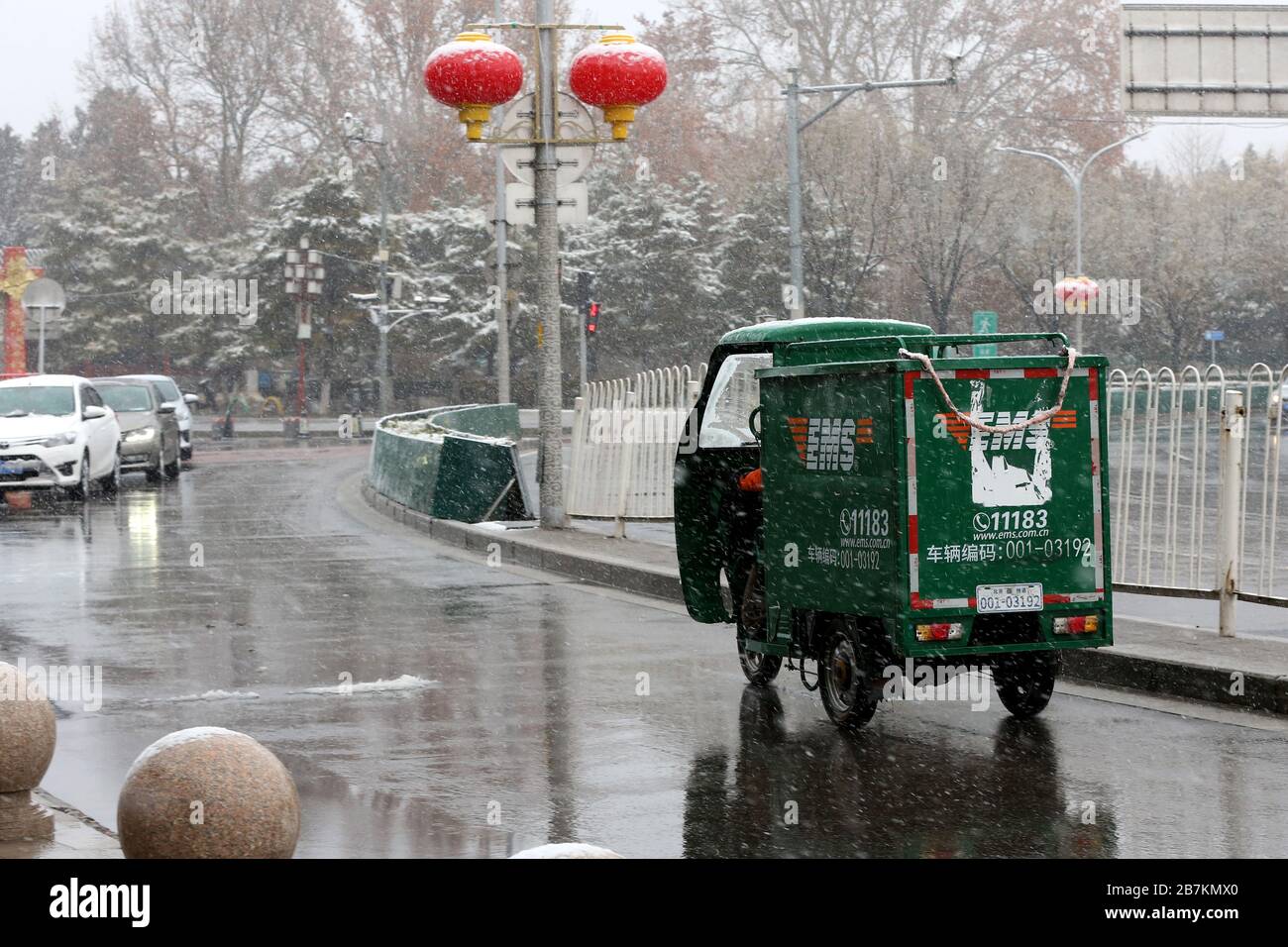 I deliverymen guidano un piccolo camion per inviare le merci ai clienti nonostante la neve, Pechino, Cina, 14 febbraio 2020. Didascalia locale *** fachaoshi Foto Stock