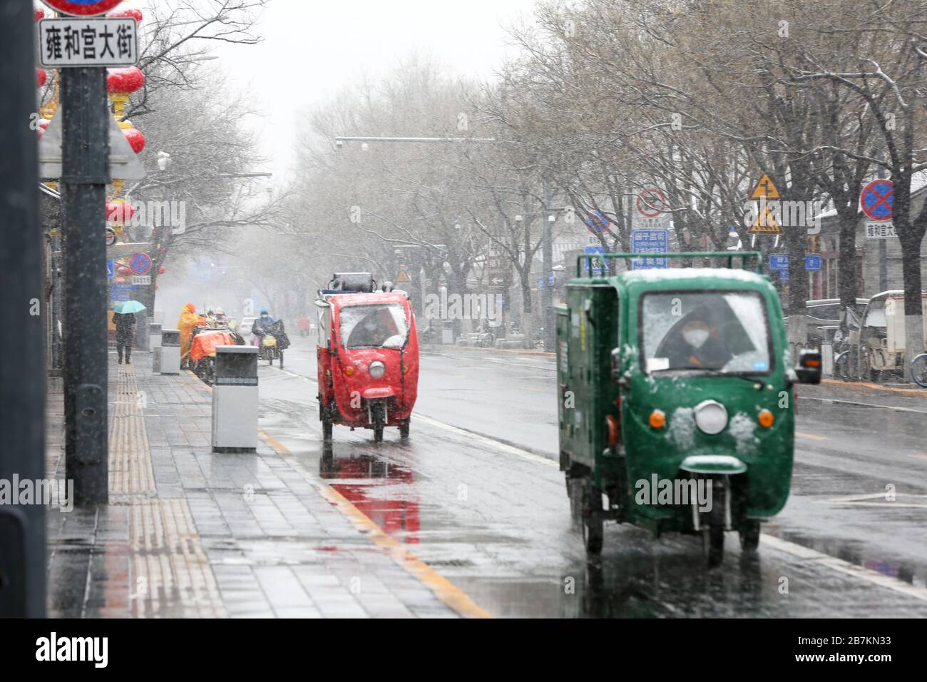 I deliverymen guidano un piccolo camion per inviare le merci ai clienti nonostante la neve, Pechino, Cina, 14 febbraio 2020. Didascalia locale *** fachaoshi Foto Stock