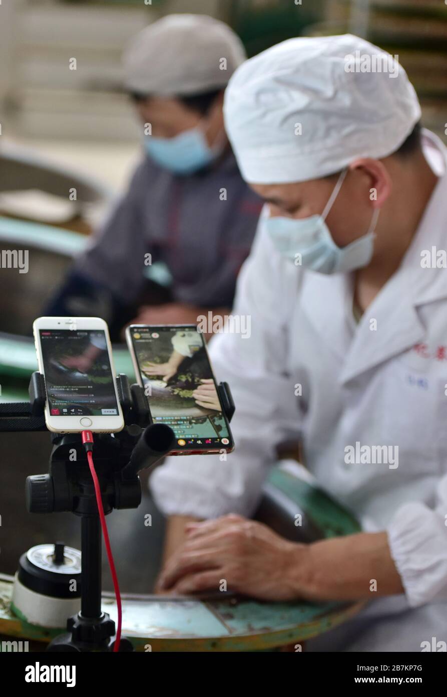 Gli smartphone registrano il processo di preparazione del tè alla Tangji gaoshan Tea Company nella città di Jinhua, provincia di Zhejiang della Cina orientale, il 23 febbraio 2020. Foto Stock