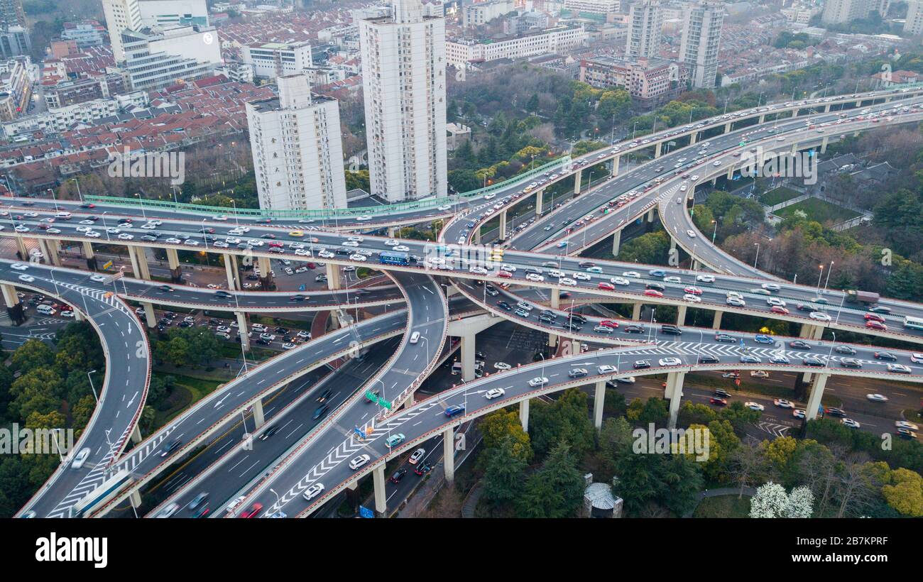 Una vista aerea del flusso di traffico composto da veicoli che si spostano su skyways durante l'ora di punta di Lunedi, quando la gente si sposta, Shanghai, Cina, 24 febbraio 2 Foto Stock