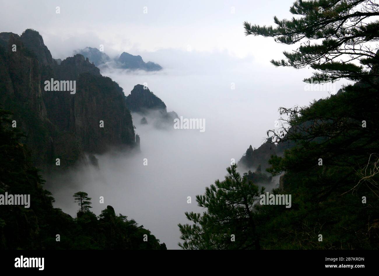 La vista di Huangshan, una famosa catena montuosa in Cina, insieme a ...