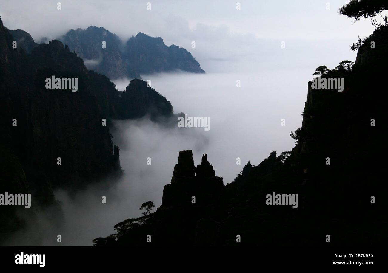 La vista di Huangshan, una famosa catena montuosa in Cina, insieme a ...