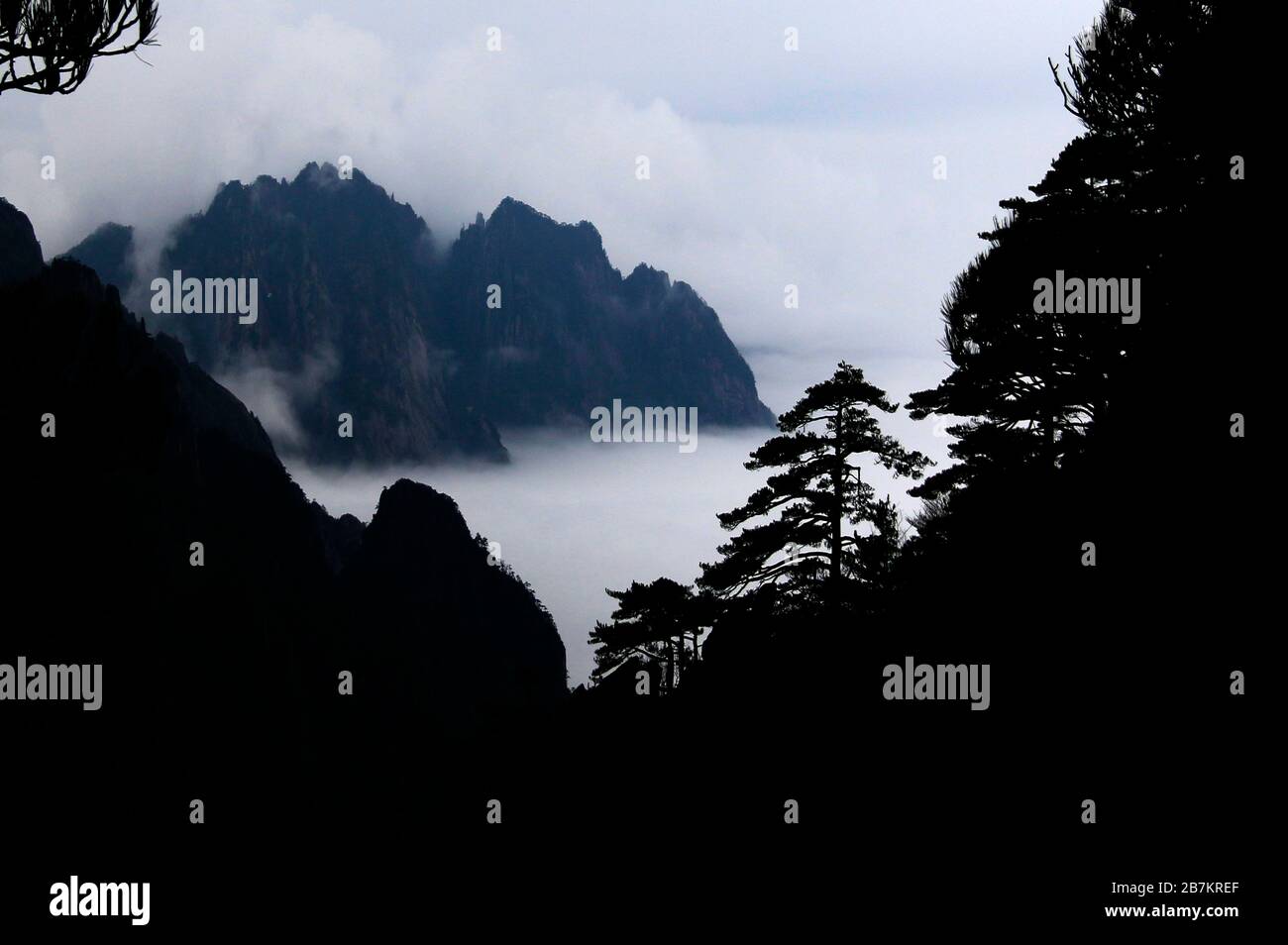 La vista di Huangshan, una famosa catena montuosa in Cina, insieme a ...