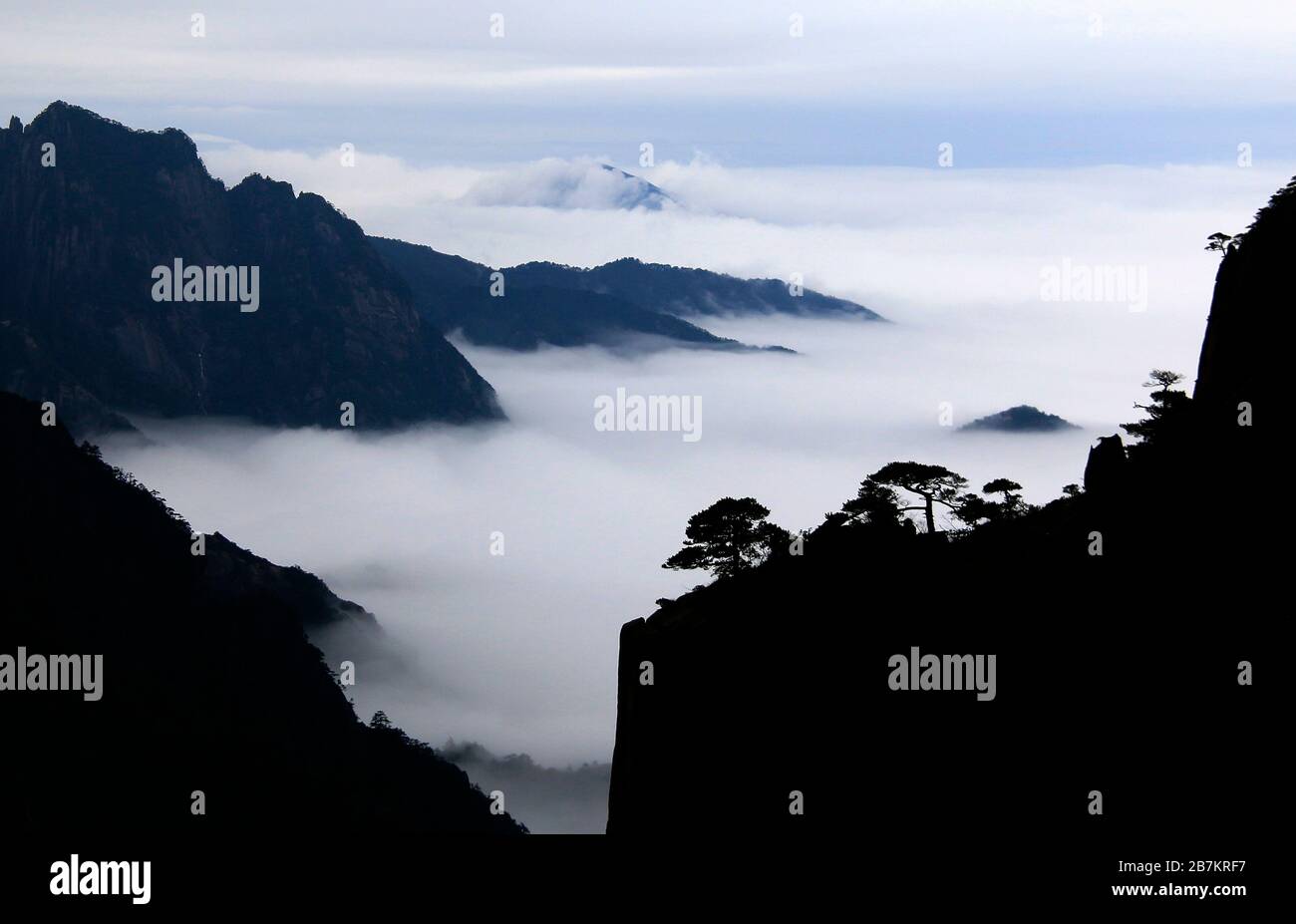La vista di Huangshan, una famosa catena montuosa in Cina, insieme a ...